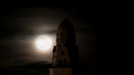 Las sombras de la iglesia de María Magdalena, en Jerusalén, contrastan con la luminosidad del satélite. Foto de Nati Shohat/Flash90.