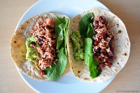 Burritos veganos con arroz, alubias, aguacate y espinacas