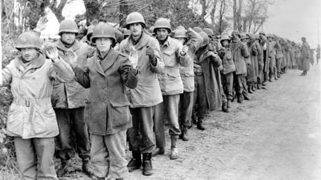 Prisioneros-americanos-en-Ardennes-Dic-1944.jpg