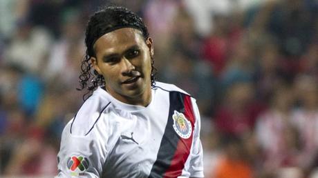 Chivas analiza intercambios por el “Gullit” Peña