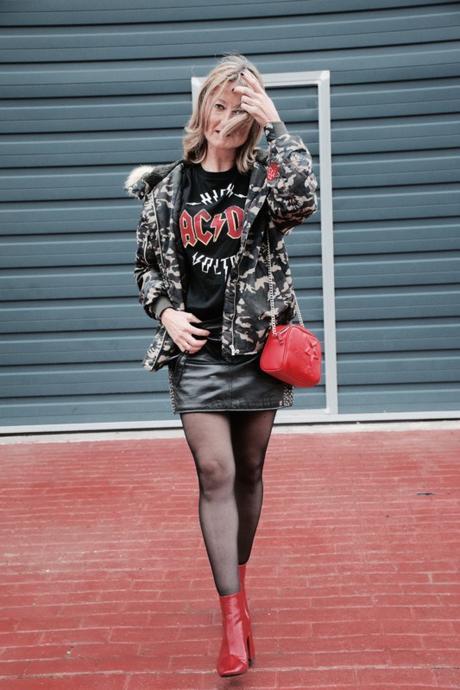 Bomber camuflaje y bordado embroidered-jacket-camouflage-message-t-shirt-red-bag-comfy-leather-skirt