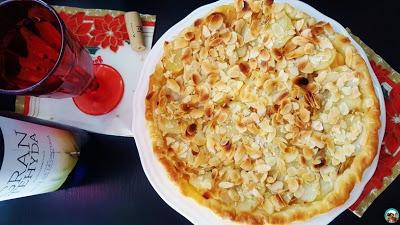 Pastel de hojaldre con papas y manzanas