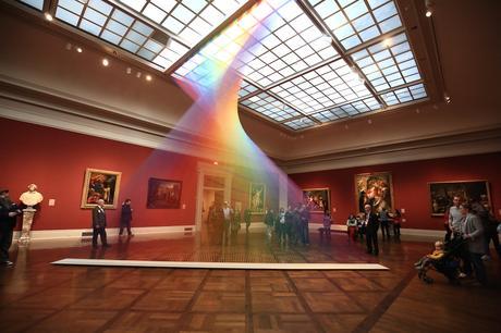 Un etéreo arco iris de hilo llena una galería en el Museo de Arte de Toledo gabrieldawerainbow_05