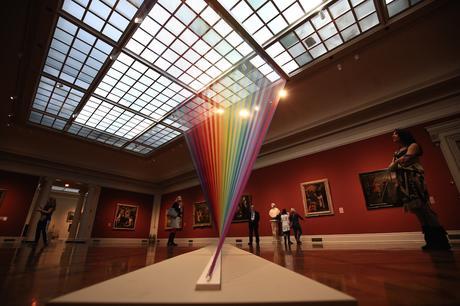 Un etéreo arco iris de hilo llena una galería en el Museo de Arte de Toledo gabrieldawerainbow_06