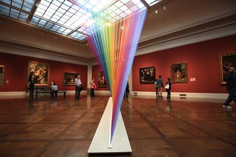 Un etéreo arco iris de hilo llena una galería en el Museo de Arte de Toledo gabrieldawerainbow_04