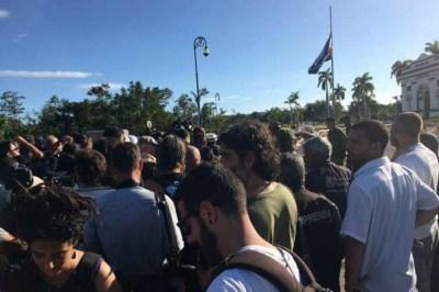 Visita pueblo de Santiago de Cuba nicho de Fidel Castro