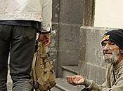 ¿Por darle dinero indigentes?