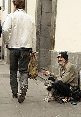 ¿Por qué darle dinero a los indigentes?