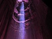 misteriosa maravilla cascada subterránea iluminada luces multicolores.