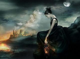 Chica joven triste, sentada sola con un vestido largo negro y una lamparita con una vela. Al fondo, una ciudad de tipo medieval.