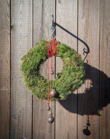 Corona de Navidad - Christmas wreath made with pine branches