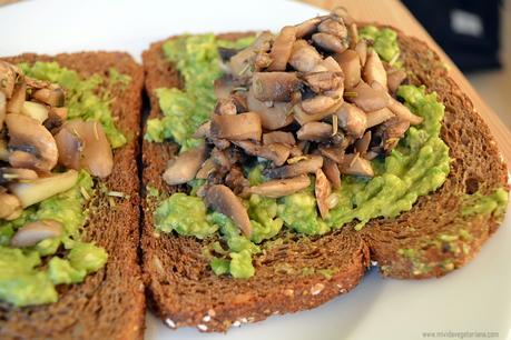 Tostadas con aguacate y champiñones salteados