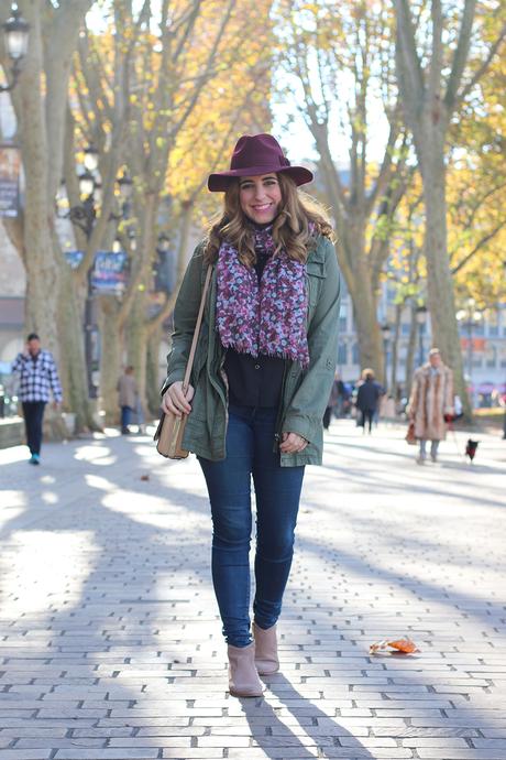 Chic son sombrero en otoño