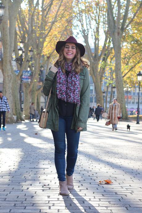 Chic son sombrero en otoño