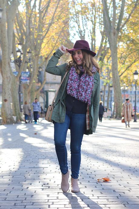Chic son sombrero en otoño