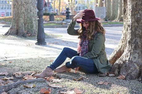 Chic son sombrero en otoño