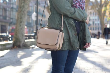 Chic son sombrero en otoño