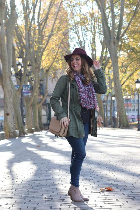 Chic son sombrero en otoño