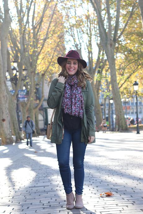 Chic son sombrero en otoño