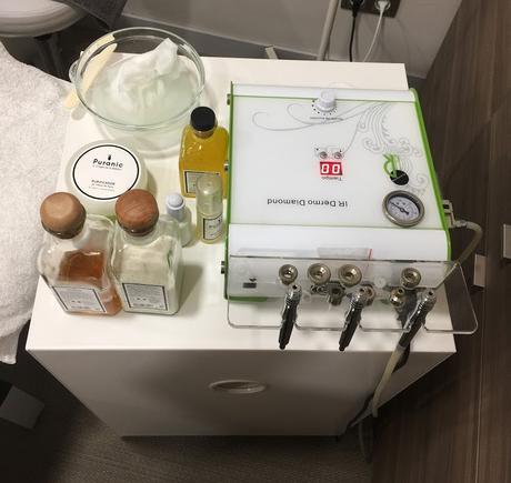 Una vista de la máquina con Punta de Diamante y de los productos utilizados. Importante: Prepara tu cutis para el Invierno