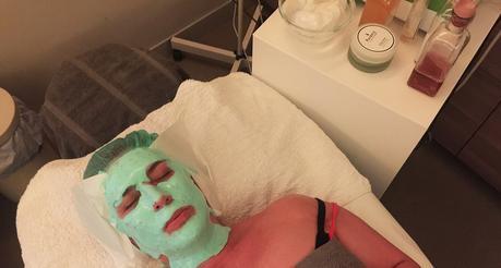 Cómo me gusta ponerme en ridículo, eh? Aquí con a mascarilla que me dejó la piel sin rojeces :) Importante: Prepara tu cutis para el Invierno