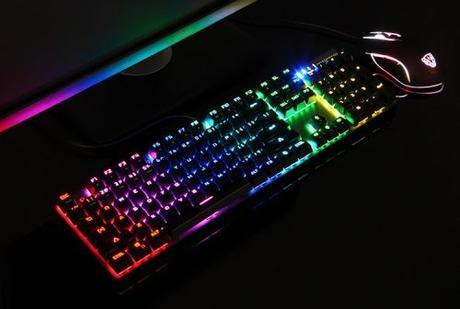 Venta flash del combo del teclado mecánico gaming Motospeed CK888 más ratón Motospeed CK888