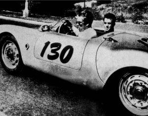 james_dean_montado_en_little_bastard_junto_a_su_mecanico_rolf_wuetherich_1068_640x504