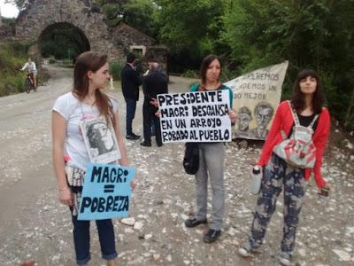 Vecinos se movilizan en las puertas de Potrerillo en contra de la visita de Macri