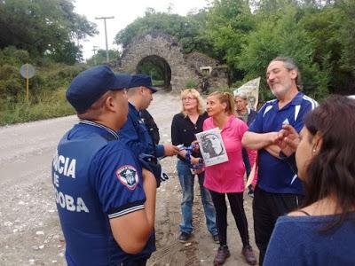 Vecinos se movilizan en las puertas de Potrerillo en contra de la visita de Macri
