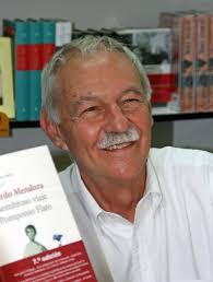 Todos hemos oído la típica frase de “solo cinco minutos más” cuando nos han o hemos despertado a alguien, pero ¿a cuántos de vosotros como amantes de la lectura no os ha venido a la mente un “solo una página más “, cuando en realidad tendríais que dorm...