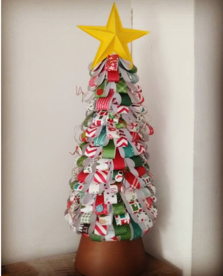 21 Ideas geniales para tener el arbolito más original de esta Navidad Con unos cuantos listones puedes lograr este genial efecto.