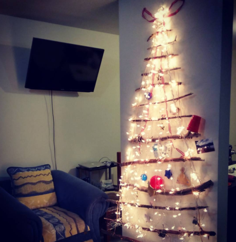 21 Ideas geniales para tener el arbolito más original de esta Navidad ¿Cansado del tradicional arbolito navideño? ¿Por qué no pruebas con este arreglo de luces?