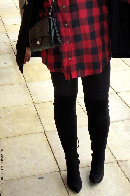 http://www.loslooksdemiarmario.com/2016/12/vestido-tartan-legging-boots-curvy-look.html