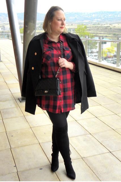 http://www.loslooksdemiarmario.com/2016/12/vestido-tartan-legging-boots-curvy-look.html