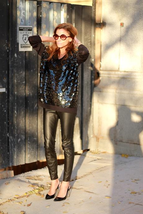 lentejuelas y leggins de piel