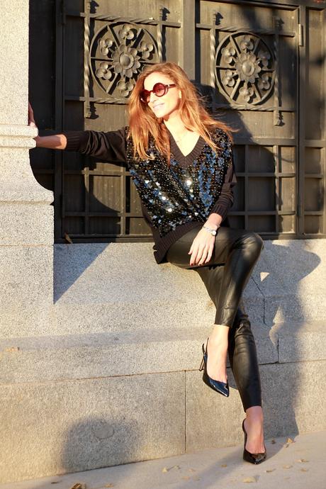 lentejuelas y leggins de piel