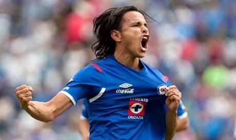 Descartan delantero, Chivas quiere intercambio con Cruz Azul, interesa defensa veterano