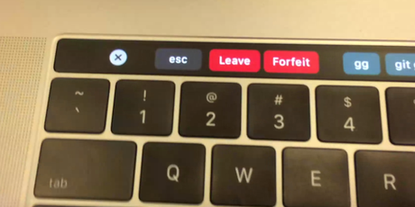 Un usuario saca partido a la touch bar en Rocket League