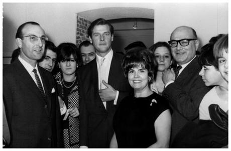 Araceli González junto a Edwuard Kreisler y Roger Moore, en un acto de la galería Kreisler