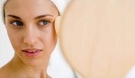 Cómo afectan las grasas, el azúcar, el alcohol y la falta de descanso en la piel