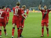 Leverkusen gana, pero Chicharito anota