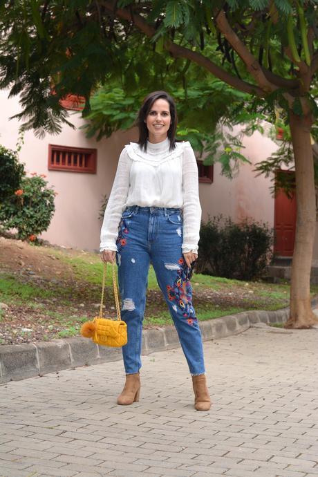 LOOK JEANS CON BORDADOS