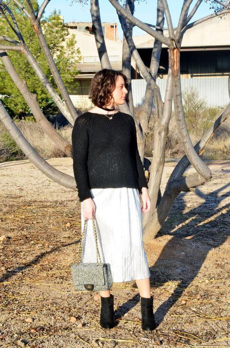 Falda plateada plisada