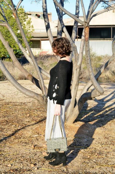 Falda plateada plisada