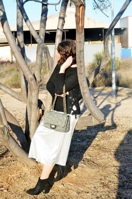 Falda plateada plisada