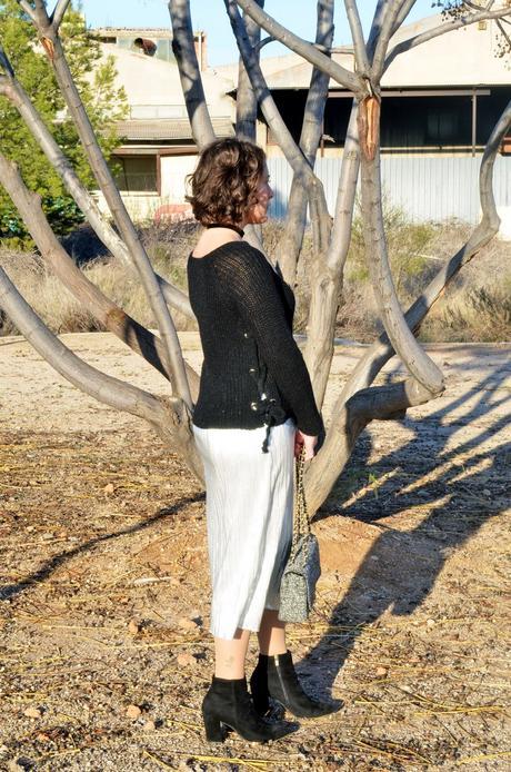 Falda plateada plisada