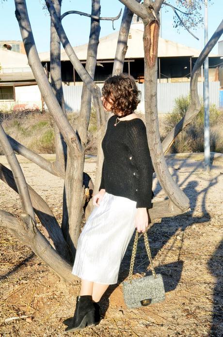 Falda plateada plisada