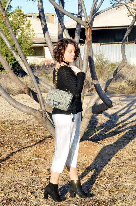 Falda plateada plisada