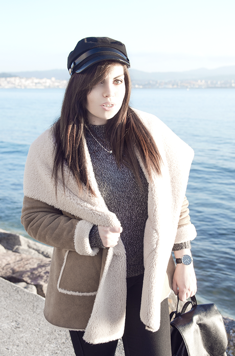 Como combinar un look casual con jersey gris