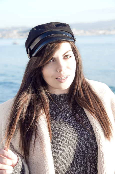 Como combinar un look casual con jersey gris